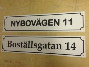 Husskyltar svarta med vitt tryck