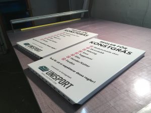 Aluminumskylt för montering på stolpe