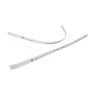 Dekal till registreringsskylthållare med eget tryck – svart remsa med vit text