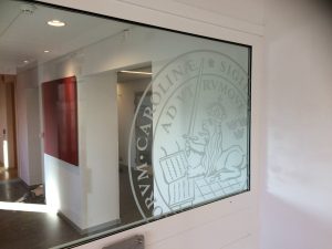 Utskuren dekal på glasdörr