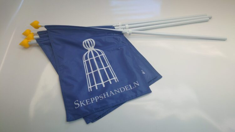 Sublimeringstryckta polyesterflaggor för fasad. Eget tryck på båda sidor.